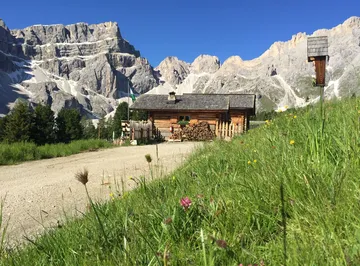 Baita ciampcios Dolomiti con Piz Duleda sullo sfondo