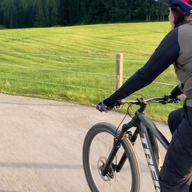 Jurassic World 🦖 “sai che una vola qui era tutto mare? 😁”. #bike #happiness #life #altabadia #evenin...